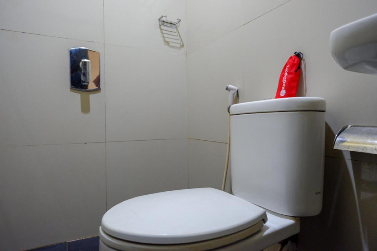 מלון Lepoleop Reddoorz Near Citraland Waterpark Kendari מראה חיצוני תמונה